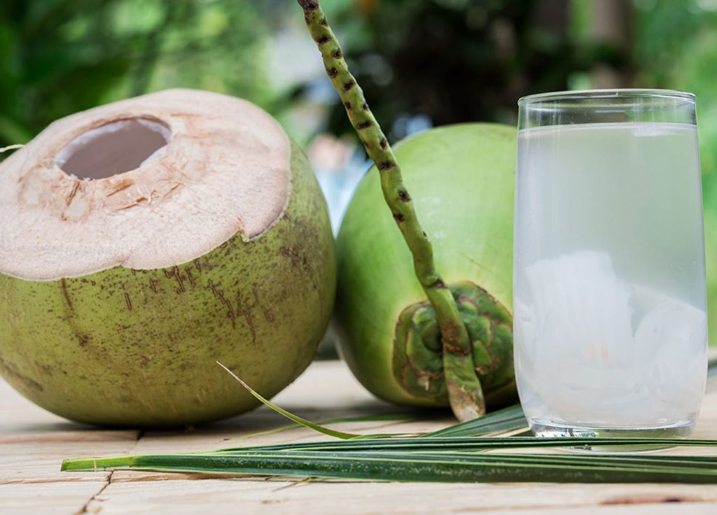 Air kelapa muda untuk menurunkan panas anak secara alami