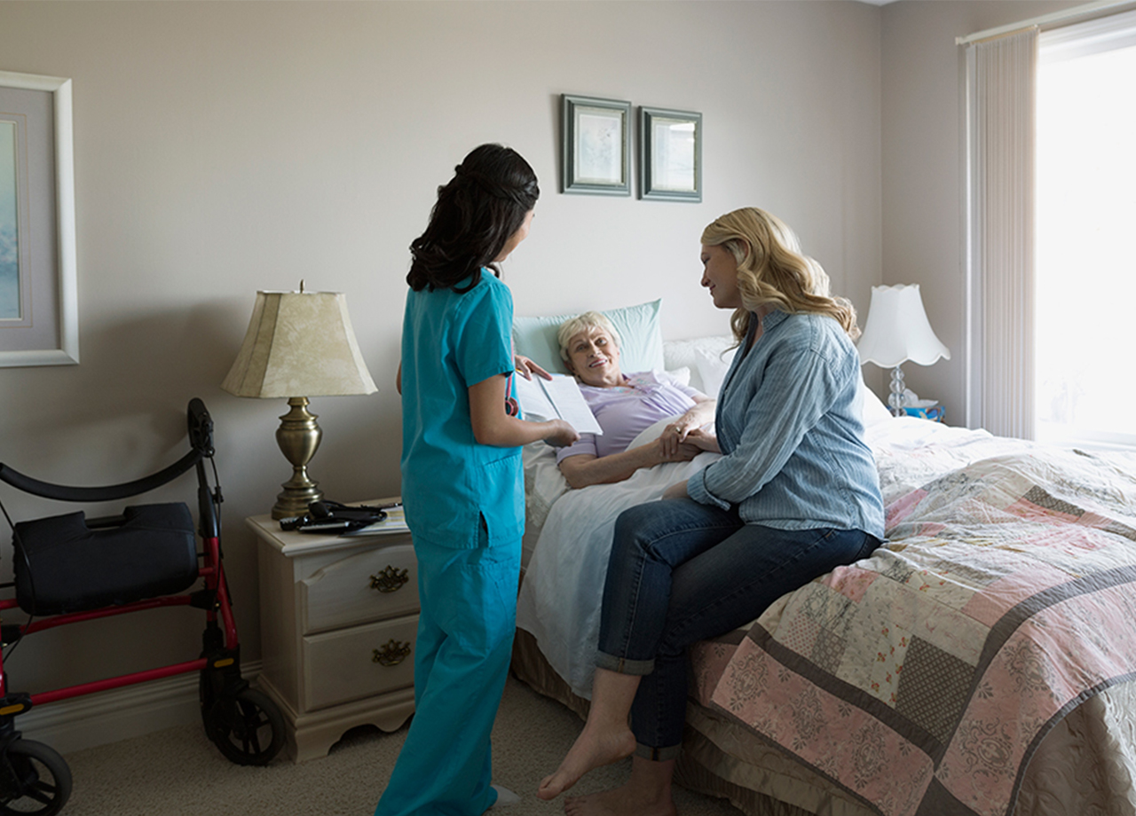 Mengenal Caregiver Perawat Lansia dan Perawat Orang Sakit Saat Lebaran