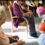 Kenapa Orang Tua (Lansia) Dapat Berperilaku Seperti Anak Kecil? Kenapa orang tua dapat berperilaku seperti anak kecil