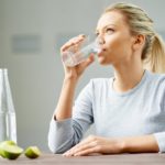 Manfaat, bahaya serta mitos minum air sambil duduk atau berdiri