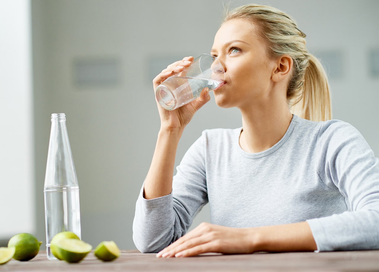 Manfaat, bahaya serta mitos minum air sambil duduk atau berdiri
