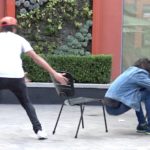 4 Risiko kelumpuhan akibat terjatuh saat hendak duduk