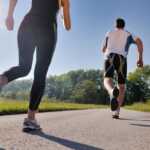 7 Manfaat Olahraga Lari untuk Kesehatan dan Kebugaran Tubuh. Mencegah Risiko Jantung Koroner. manfaat lari untuk kesehatan tubuh, yaitu dapat memperlancar aliran darah, serta meningkatkan kesehatan dan kebugaran tubuh. Disamping itu, lari juga dapat memicu pengeluaran hormon dan enzim yang merangsang jantung dan otot bekerja lebih baik