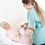 Tugas Perawat Dalam Proses Menua penuaan adalah sebuah proses berkelanjutan, belum tentu seseorang meninggal hanya karena usia tua sebab individu memiliki perbedaan yang unik terhadap genetik, sosial, psikologi, dan faktor-faktor ekonomi yang saling terjalin dalam kehidupannya yang menyebabkan peristiwa menua berbeda pada setiap orang. Sepanjang kehidupannya, seseorang mengalami pengalaman traumatik, baik fisik maupun emosional, yang bisa melemahkan kemampuan seseorang untuk memperbaiki atau mempertahankan dirinya.