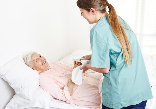 penuaan adalah sebuah proses berkelanjutan, belum tentu seseorang meninggal hanya karena usia tua sebab individu memiliki perbedaan yang unik terhadap genetik, sosial, psikologi, dan faktor-faktor ekonomi yang saling terjalin dalam kehidupannya yang menyebabkan peristiwa menua berbeda pada setiap orang. Sepanjang kehidupannya, seseorang mengalami pengalaman traumatik, baik fisik maupun emosional, yang bisa melemahkan kemampuan seseorang untuk memperbaiki atau mempertahankan dirinya.