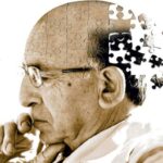 Beda Lupa Normal dan Lupa Demensia Depresi yang terjadi bersamaan dengan demensia memang bisa terjadi. Dari segi gejala, depresi yang ditandai dengan kehilangan minat, juga terjadi pada kegiatan yang selama ini mampu dilakukan sendiri, sehingga ketika tidak lagi dilakukan, haruslah dibedakan apakah tidak dilakukannya tersebut karena enggan atau karena tidak mau, ataukah tidak mampu.