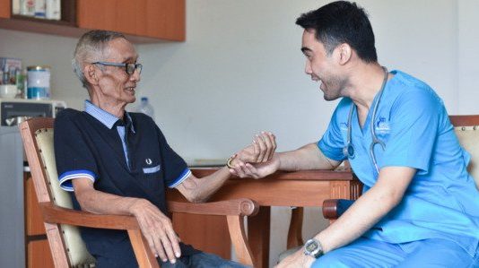 Perawat Lansia Insan Medika adalah perawat profesional dan berpengalaman