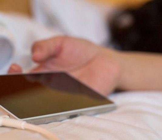 Bahaya Menaruh Ponsel Dekat saat Tidur