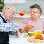 Ini Makanan yang Harus Dihindari oleh Lansia Inilah menu makanan yang harus dihindari oleh lansia