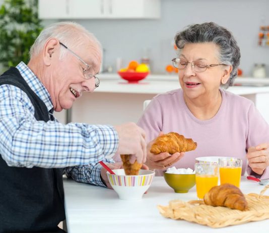 Inilah menu makanan yang harus dihindari oleh lansia