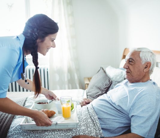 Perawat memberikan makan pagi utnuk pasien