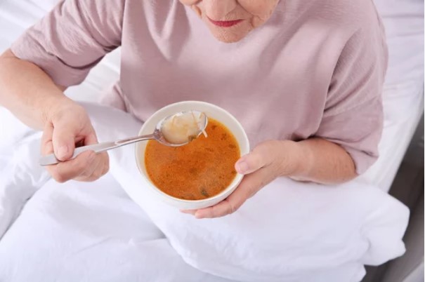 Lalu, bagaimana caranya mengatur pola makan lansia?