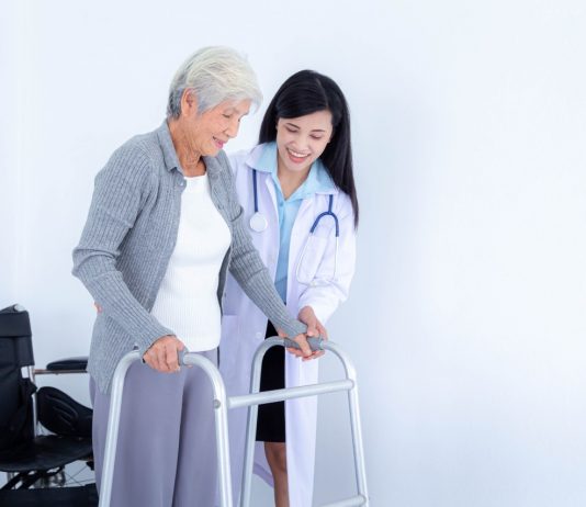 5 Tips Perawatan Intensif Pasien Stroke Dirumah