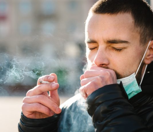 Alasan Perokok Berat Berisiko Alami Batuk
