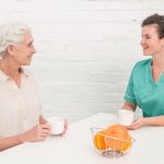 7 Tips Komunikasi dengan Lansia Secara Tepat dan Efektif