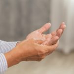 Telapak Tangan Berkeringat Saat di Ruang AC? Ini Ternyata Penyebabnya