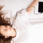 Awas! Ternyata ini Bahayanya Akibat Sering Pakai Earphone saat Tidur