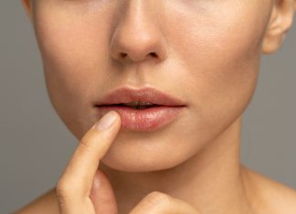 Kebiasaan Mengelupas Bibir Kering? Kenali Dampak dan Cara Mengatasinya