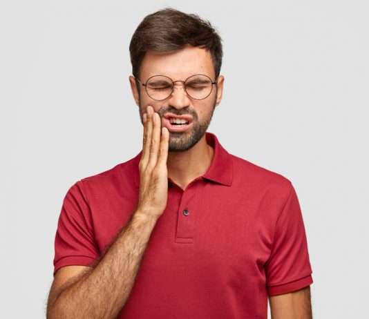 Tak Hanya karena Gigi Bolong, Kenali 5 Penyebab Gusi Bengkak dan Nyeri