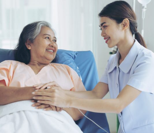 tugas utama perawat lansia