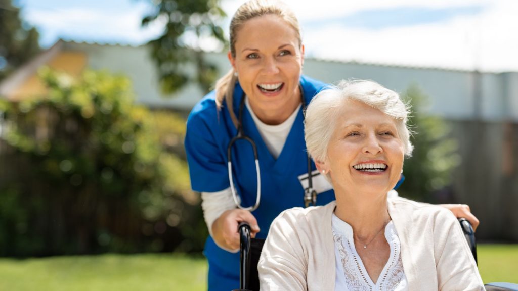 Apa peran perawat dalam merawat lansia?
Jasa perawat lansia harian
