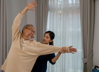 Peran Perawat Lansia, Menjadi Sahabat Sejati di Masa Senja Peran Perawat Lansia_ Menjadi Sahabat Sejati di Masa Senja