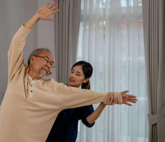 Peran Perawat Lansia, Menjadi Sahabat Sejati di Masa Senja Peran Perawat Lansia_ Menjadi Sahabat Sejati di Masa Senja