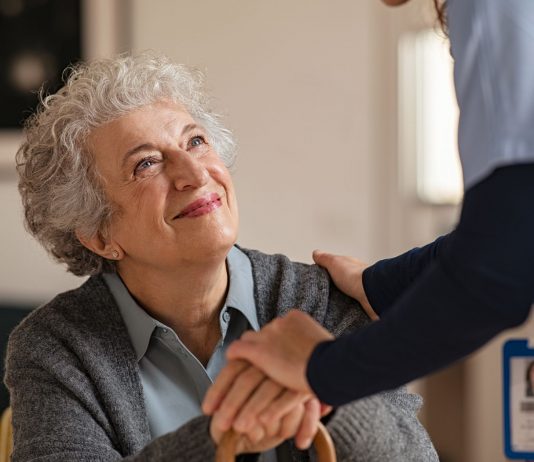 perawat lansia di rumah