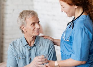 Tugas Perawat Lansia, Teman Setia di Masa Senja